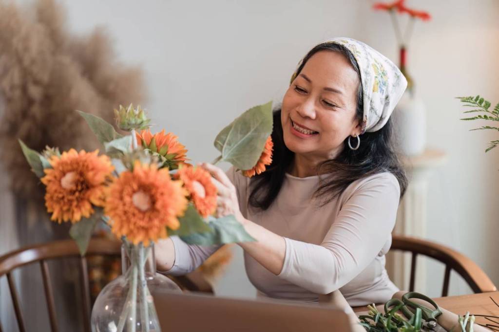 A woman crafts a bouquet of flowers as per her vision statement